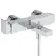 Chromene Badearmatur der Marke Ideal Standard mit zwei verchromten Bedienelementen und einer Wasserabgabe über einen stabilen Auslauf.